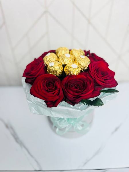Подарочный набор из роз и Ferrero
