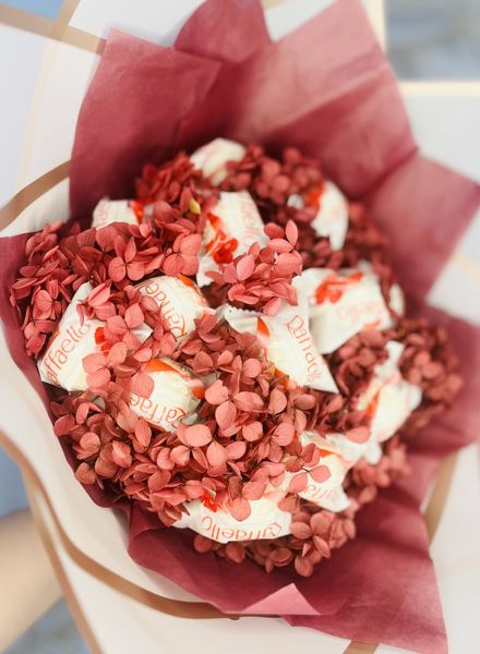 Букет “Алая гортензия» из Raffaello